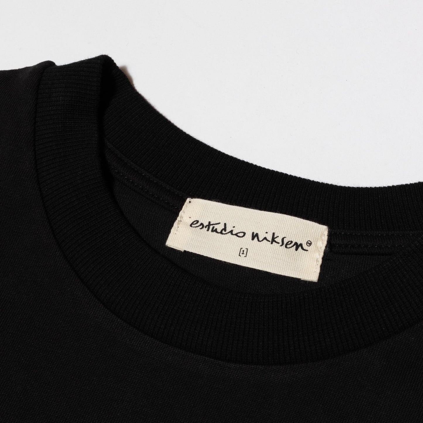SIGNATURE CROPPED TEE