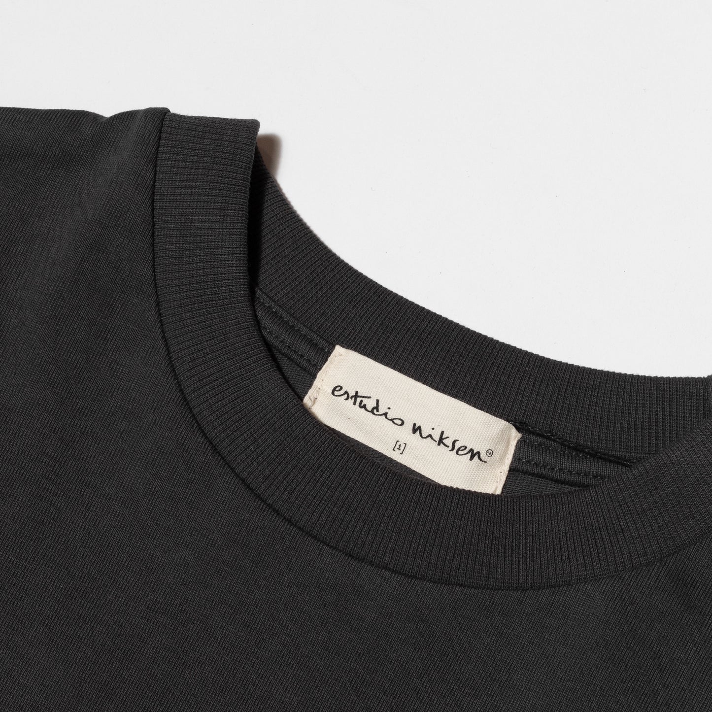 SIGNATURE CROPPED TEE